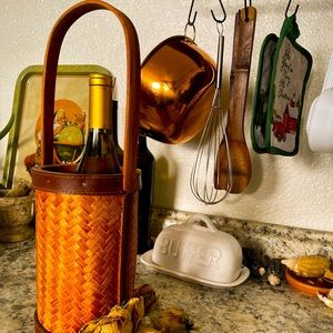 A SPRING MUST HAVE🌸😍 Vintage Wine Carrier